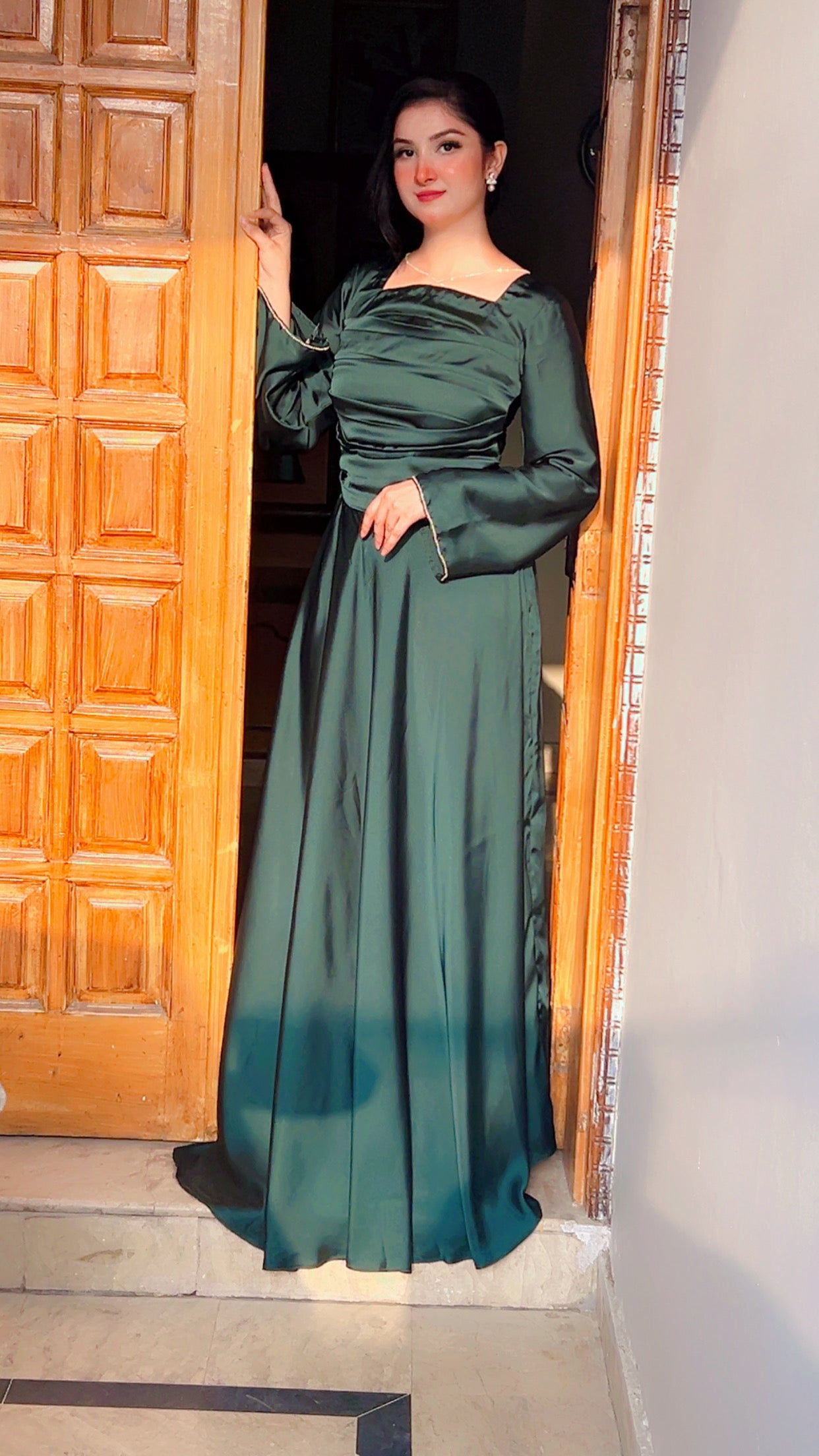 SILK SQUARE NECK MODEST