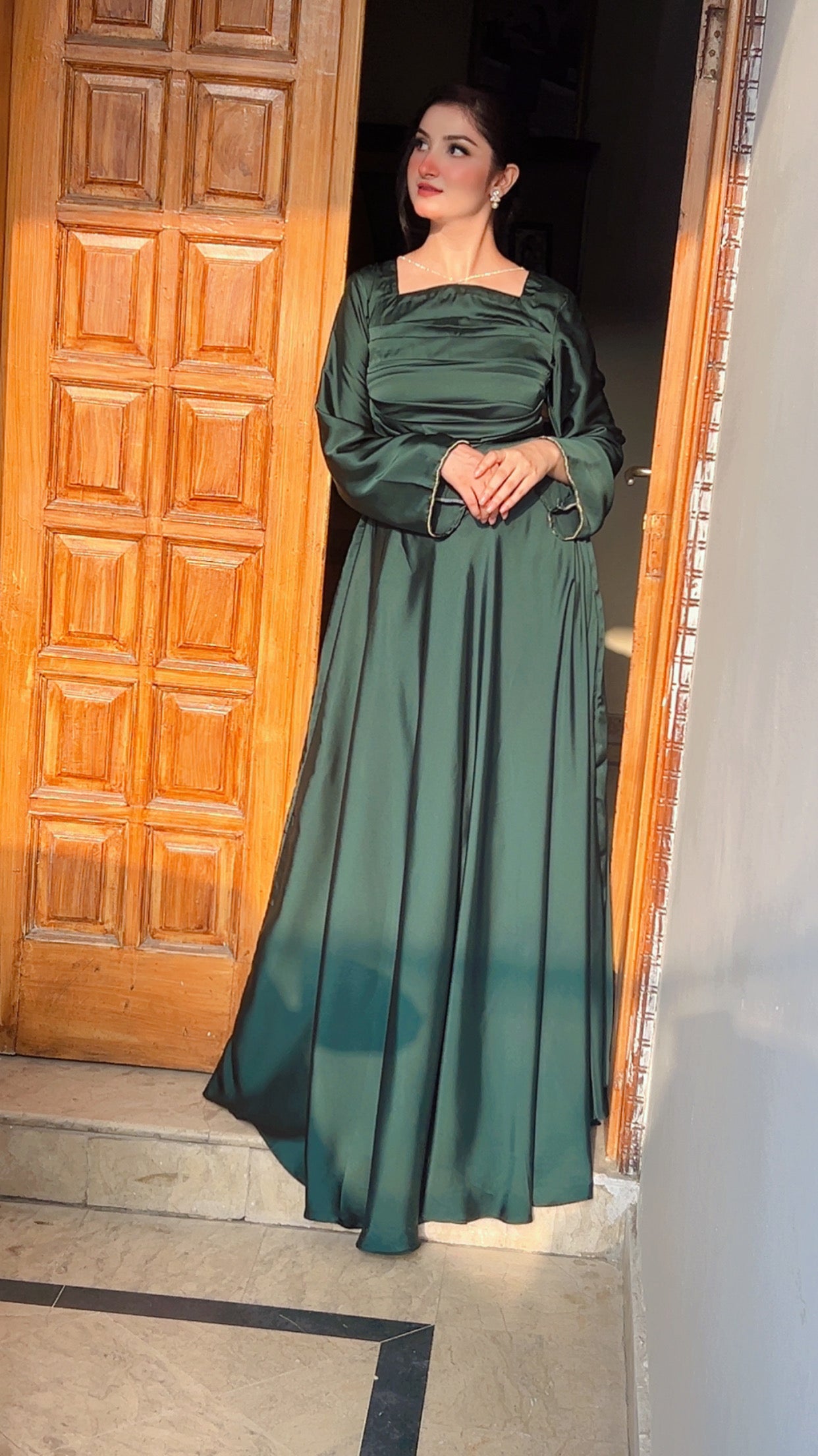 SILK SQUARE NECK MODEST