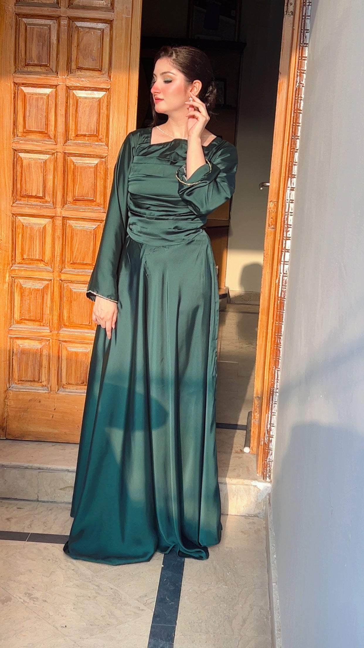 SILK SQUARE NECK MODEST