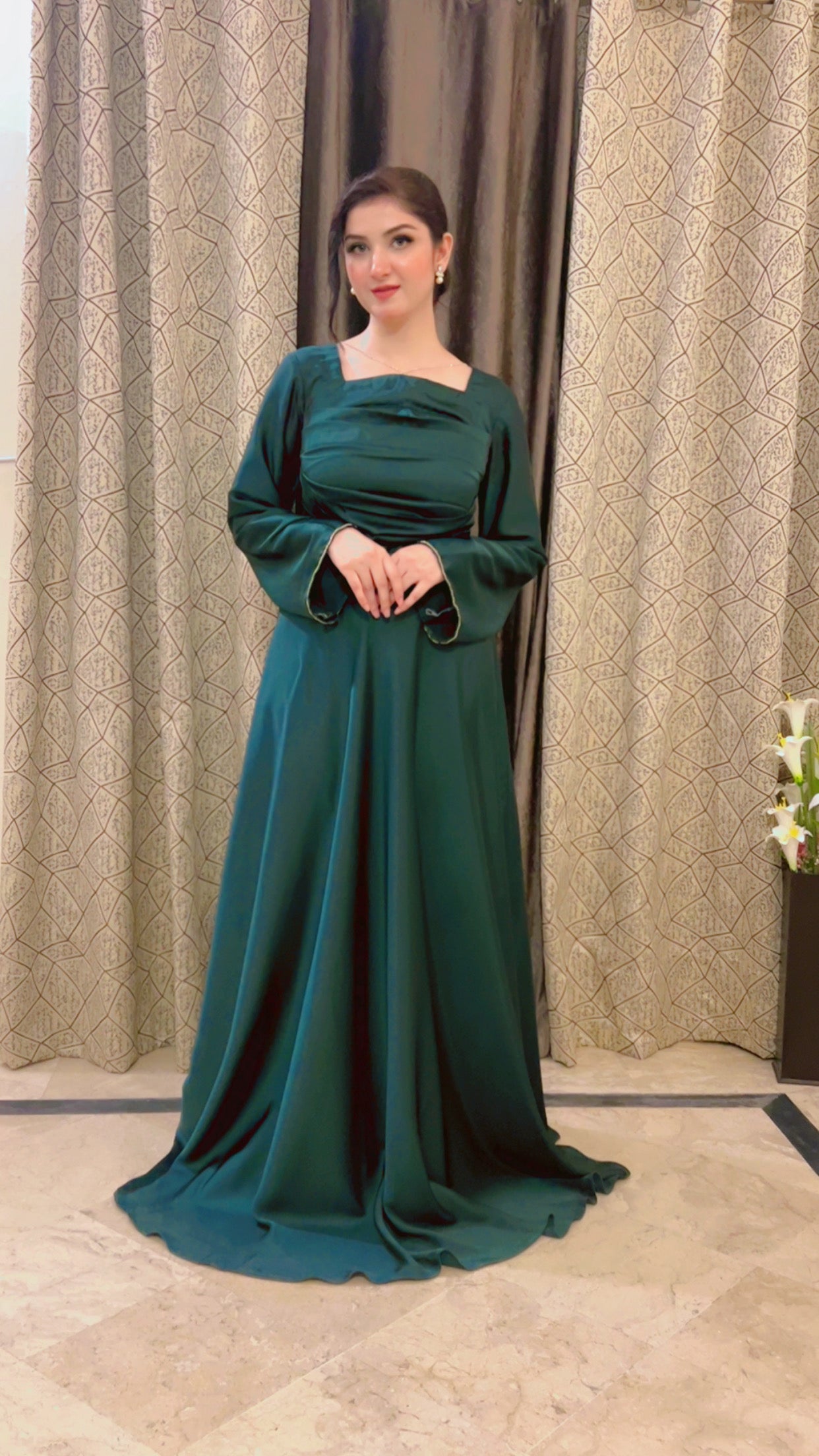 SILK SQUARE NECK MODEST